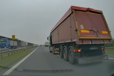 TIR spycha z drogi osobówkę na ekspresówce S8 koło Oleśnicy 