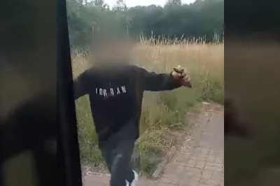 Seba wybija szybę i grozi kierowcy i pasażerom. Nagranie z Wałbrzycha 