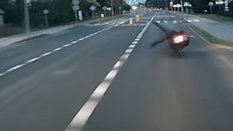 Skasował motocykl, bo wyprzedzał przed wysepką. Nagranie z Radomia