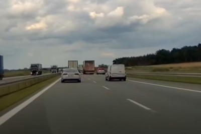 Mistrz kierownicy doprowadza do wypadku na autostradzie A2