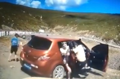 Auto z rodziną ruszyło w dół zbocza. Nagranie z wideorejestratora 