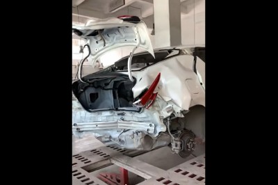 Gość pokazuje jak ze szkody całkowitej robi „niebite” auto