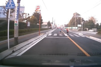 Pełna kultura dwójki uczniów na przejściu dla pieszych