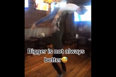 Spory typ zawstydzony przed dziewczyną przez niskiego kozaka 