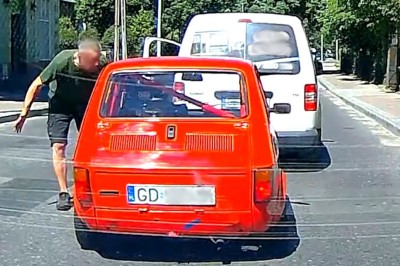 Najpierw wyprzedza na czołówkę w mieście, a później stratuje do kierowcy 