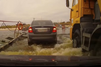 Ziomka w ciężarówce mocno poniosło. Nieudana przeprawa pontonowa