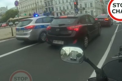 Policyjni koledzy po fachu, więc mandatu nie będzie?