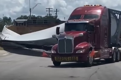 Pociąg kontra łopata turbiny wiatrowej przewożona na TIRze