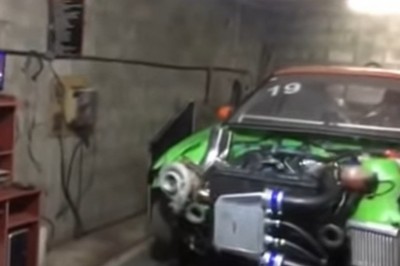 Turbosprężarka zasysa kawałek materiału podczas testu silnika