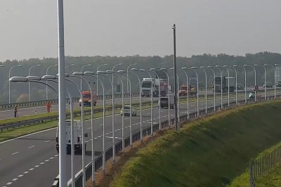 Nagranie z wypadku TIRa i samochodu drogowców na S12