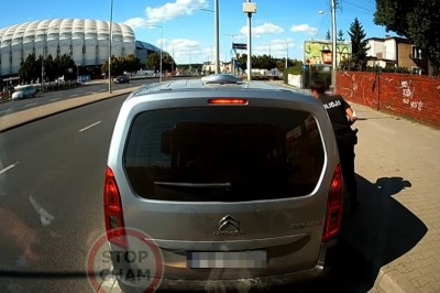 Kierowca autobusu ostro wygarnął policjantom za parkowanie 