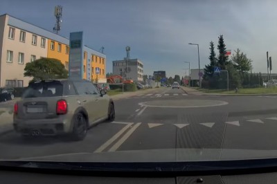 Pirat drogowy w Mini Cooperze przelatuje przez rondo pod prąd 