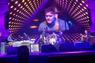 Przypadkowy gość zaskakuje zespół swoją grą na perkusji podczas koncertu 