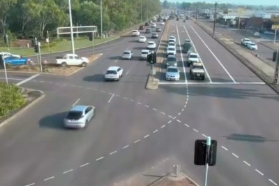 Kobieta z dzieckiem cudem unika kolizji z innymi autami