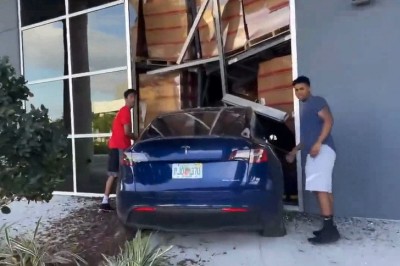 Mistrz prostej w Tesli wbija się w budynek. Miał sporo szczęścia 