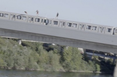 Trzech gości i ich ekstremalny skok do wody z jadącego pociągu