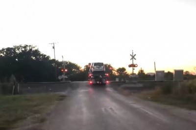 Utknął lawetą na przejeździe kolejowym. Auta wzbiły się w powietrze 