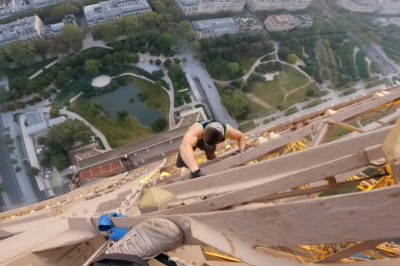 Polak wspiął się na wieżę Eiffla bez zabezpieczenia. Nagranie z akcji 