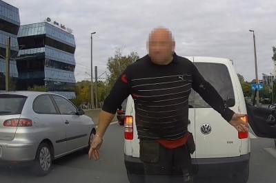 Wyskoczył z auta i zaczął grozić kierowcy na ulicy w Krakowie 