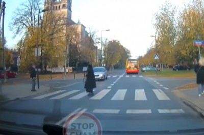 Uderzyło w nią auto, a i tak poszła do kościoła - Warszawa 