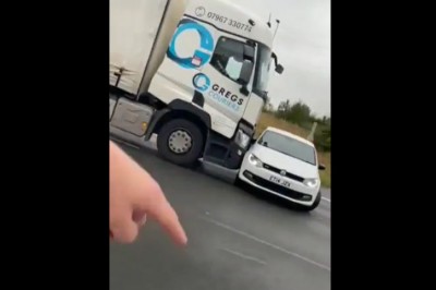 Gość nie zauważył, że pcha przed sobą auto na autostradzie 