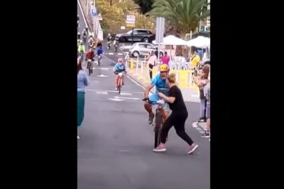 Kobieta weszła przed kolarza tuż przed samą metą 