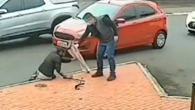 Przypadkowy gość postanowił podarować kule inwalidzie