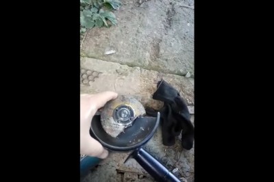 Typ ze szlifierką przekonał się dlaczego należy nosić okulary ochronne