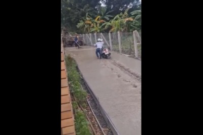 Kiedy wpada typ z motocyklem na wylewkę betonu 