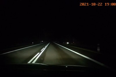 Pirat drogowy w TIRze wyprzedza nocą na zakręcie 