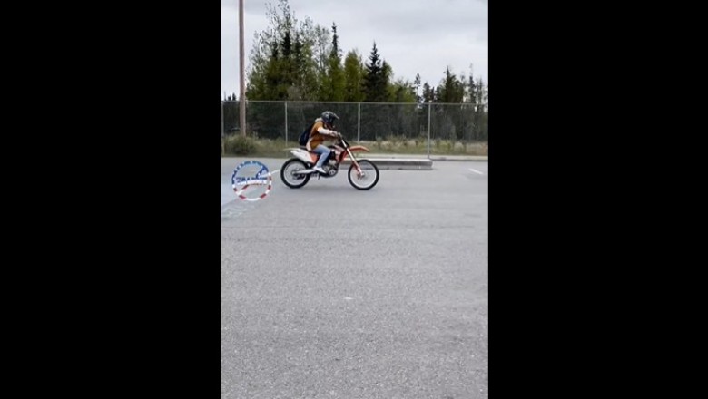 Chciał się popisać przed kumplami jazdą motocyklem w skate parku