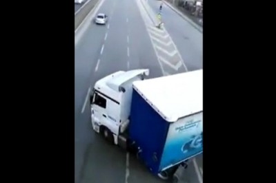 Kasowanie trzech aut w tym radiowozu podczas zawracania TIRa