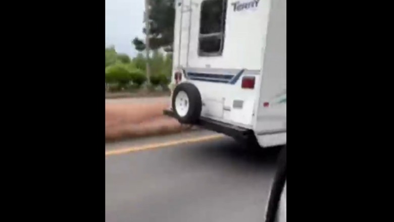 Na dwa auta ciągnęli przyczepę campingową. Mistrzowie transportu
