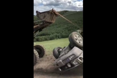 Bardzo nieudana pomoc przy aucie, które dachowało