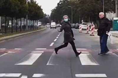 Kierowca busa kontra piesi na przejściu dla pieszych 