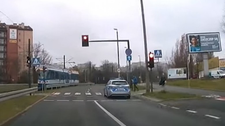 Policjanci przejeżdżają na czerwonym i nie przepuszczają pieszego