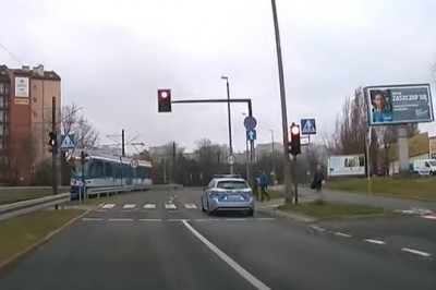 Policjanci przejeżdżają na czerwonym i nie przepuszczają pieszego 