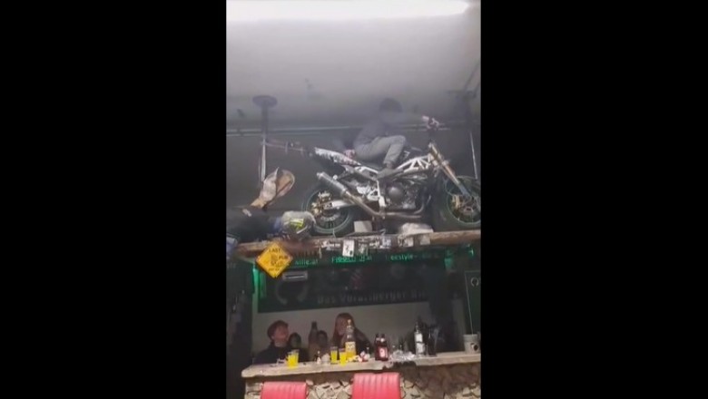 Gość chciał się popisać paleniem gumy motocyklem w barze