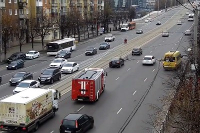 Żaden kierowca nie chciał przepuścić babci. Pomogli strażacy 