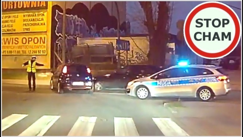 Kolizja przy policjancie. Nie powstrzymało go nawet czerwone światło