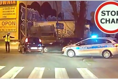 Kolizja przy policjancie. Nie powstrzymało go nawet czerwone światło 