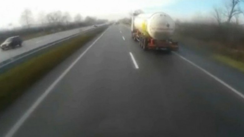 Pęknięta opona w TIRze doprowadza do wypadku na autostradzie