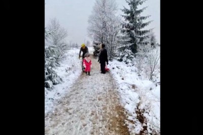 Miał za mało miejsca. Rowerzysta kontra mała dziewczynka. 