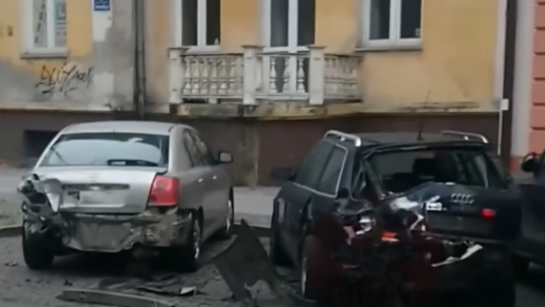 Kierowca BMW wjechał w 10 zaparkowanych aut. Nagranie z Radomia