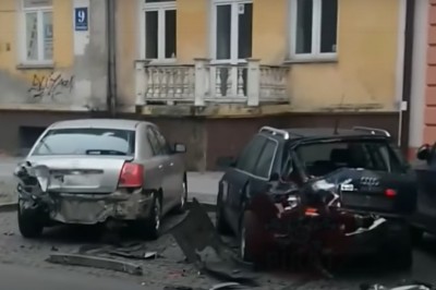 Kierowca BMW wjechał w 10 zaparkowanych aut. Nagranie z Radomia 