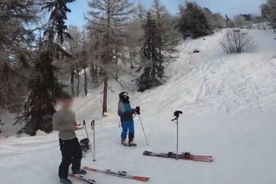 Wkurzony facet kontra dwóch typów na stoku z dronem