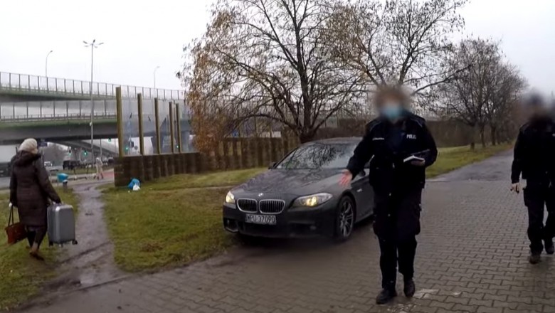 Policjanci w akcji. Przegonili pieszego, żeby BMW mogło przejechać