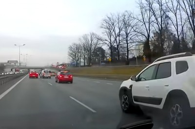 Ambulans uderza w Suzuki i ucieka z miejsca kolizji