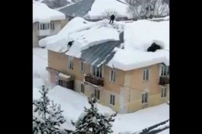  Dwóch specjalistów od odśnieżania dachu w akcji