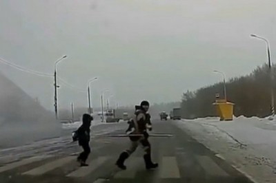 Prawie rozjechała ich ciężarówka. Zdążyli uciec w ostatniej chwili